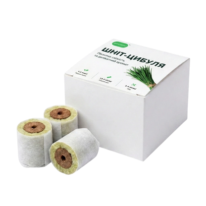 Три змінні капсули зі шніт-цибулею grow-some та біла картонна упаковка для гідропонних систем на чорному фоні